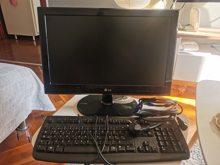 LG monitor s tipkovnicom