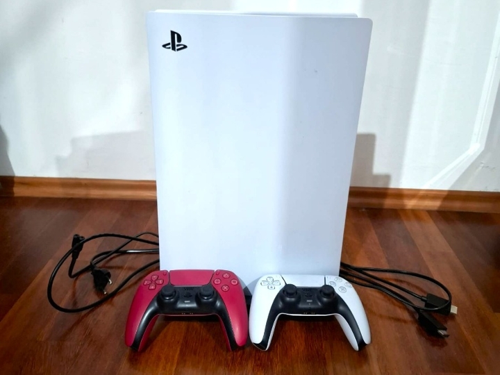 PlayStation 5 – 2 kontrolera
