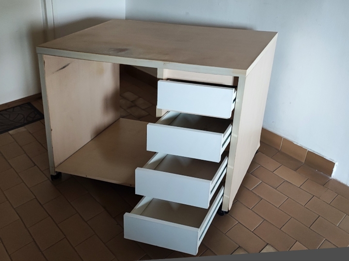 Radni stol na kotačićima