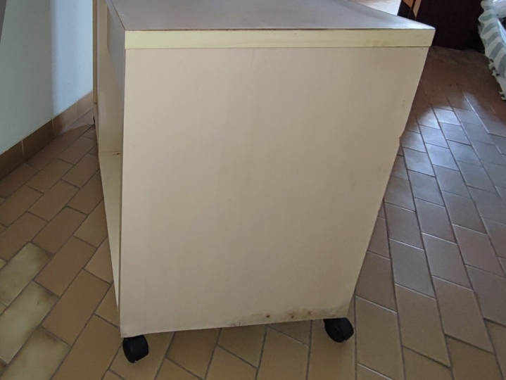 Radni stol na kotačićima