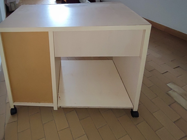 Radni stol na kotačićima