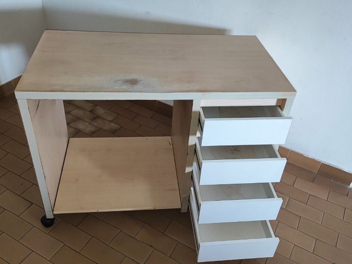 Radni stol na kotačićima