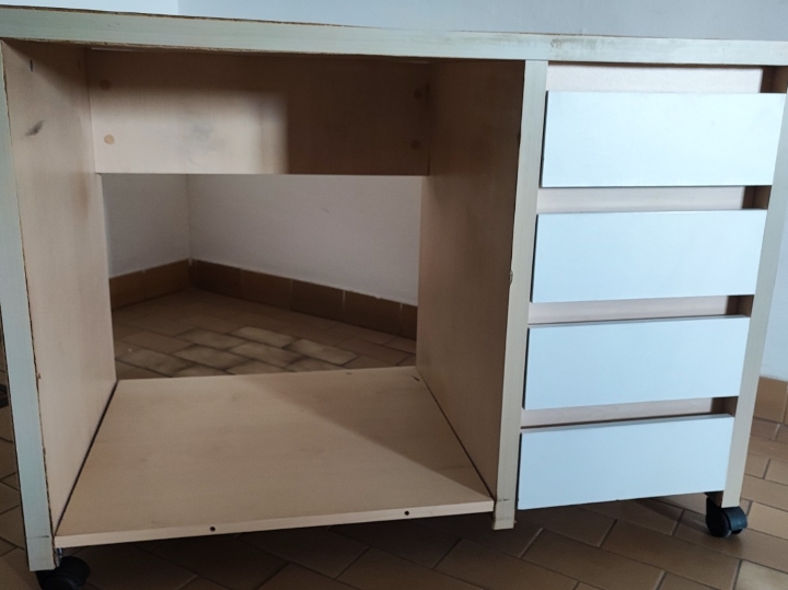 Radni stol na kotačićima