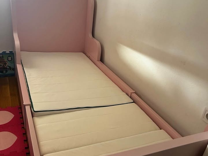 Dječji krevet roza boje