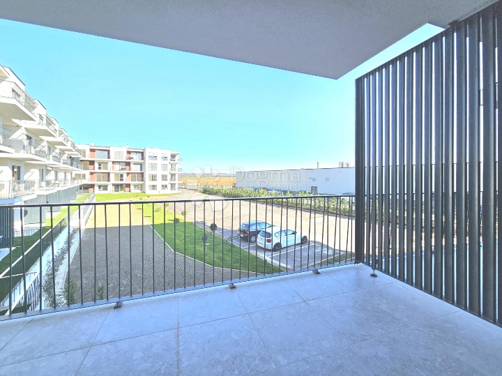 Prostrani dvosobni stan s ostavom i parkingom u cijeni