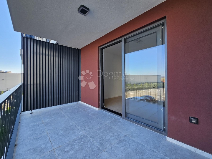 Prostrani dvosobni stan s ostavom i parkingom u cijeni