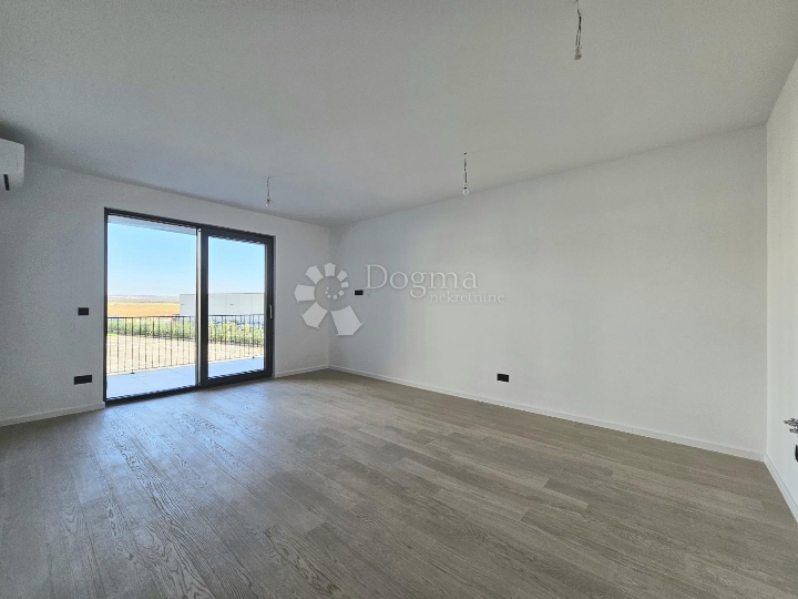 Prostrani dvosobni stan s ostavom i parkingom u cijeni