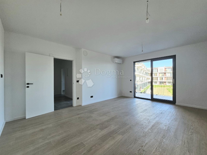 Prostrani dvosobni stan s ostavom i parkingom u cijeni