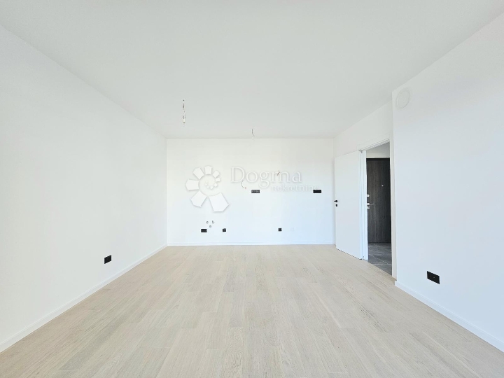 Prostrani dvosobni stan s ostavom i parkingom u cijeni