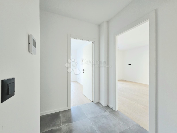 Prostrani dvosobni stan s ostavom i parkingom u cijeni