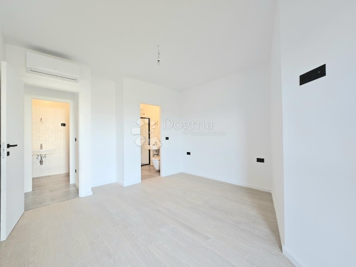 Prostrani dvosobni stan s ostavom i parkingom u cijeni