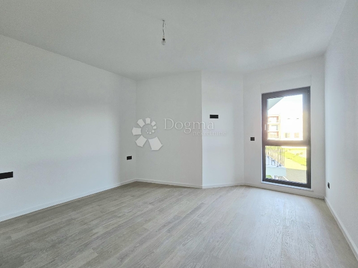 Prostrani dvosobni stan s ostavom i parkingom u cijeni