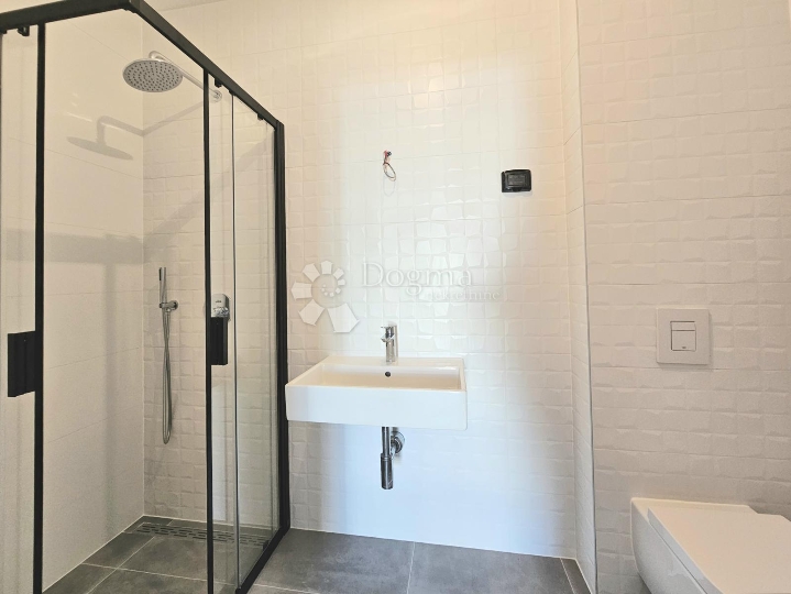 Prostrani dvosobni stan s ostavom i parkingom u cijeni