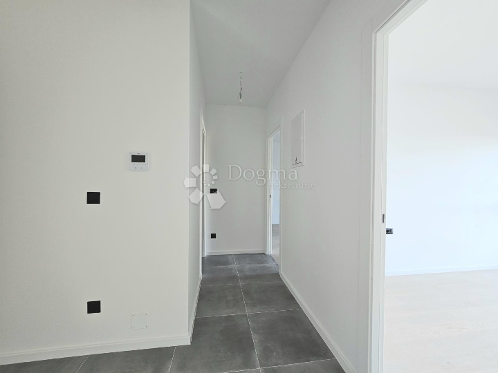 Prostrani dvosobni stan s ostavom i parkingom u cijeni