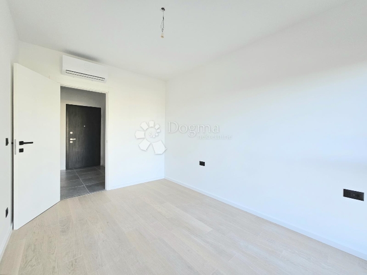 Prostrani dvosobni stan s ostavom i parkingom u cijeni