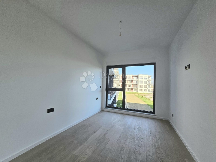 Prostrani dvosobni stan s ostavom i parkingom u cijeni