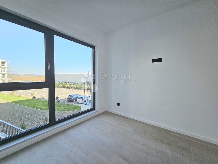 Prostrani dvosobni stan s ostavom i parkingom u cijeni