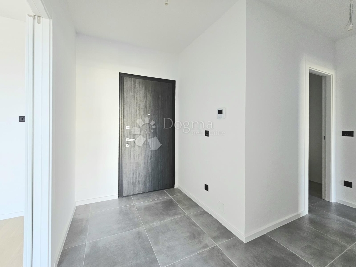 Prostrani dvosobni stan s ostavom i parkingom u cijeni