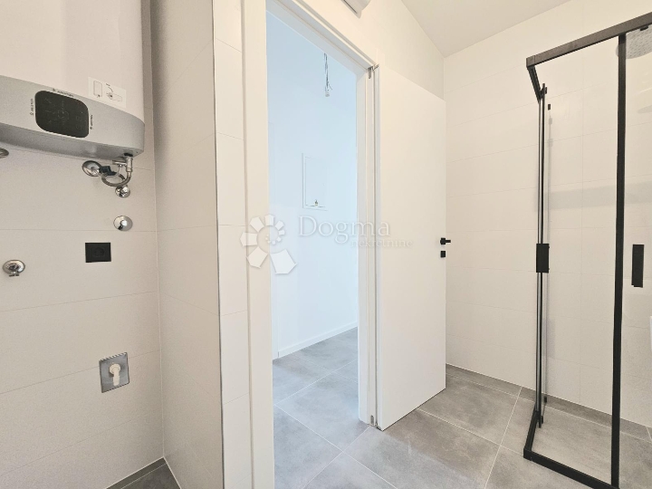 Prostrani dvosobni stan s ostavom i parkingom u cijeni