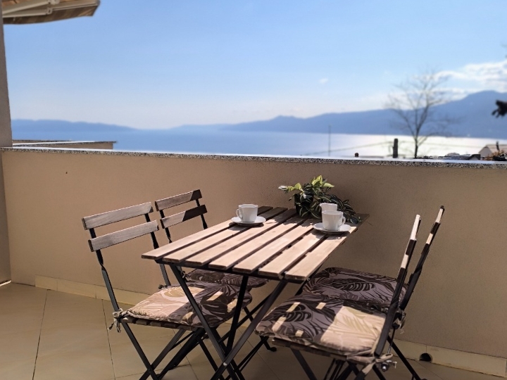 Hosti, 2S stan + DB, balkon i parking