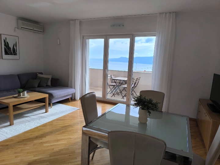 Hosti, 2S stan + DB, balkon i parking