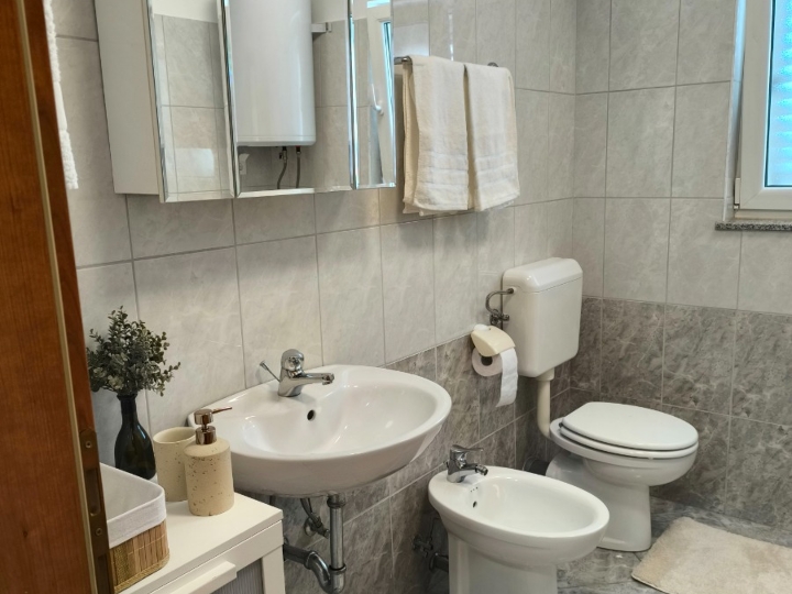 Hosti, 2S stan + DB, balkon i parking