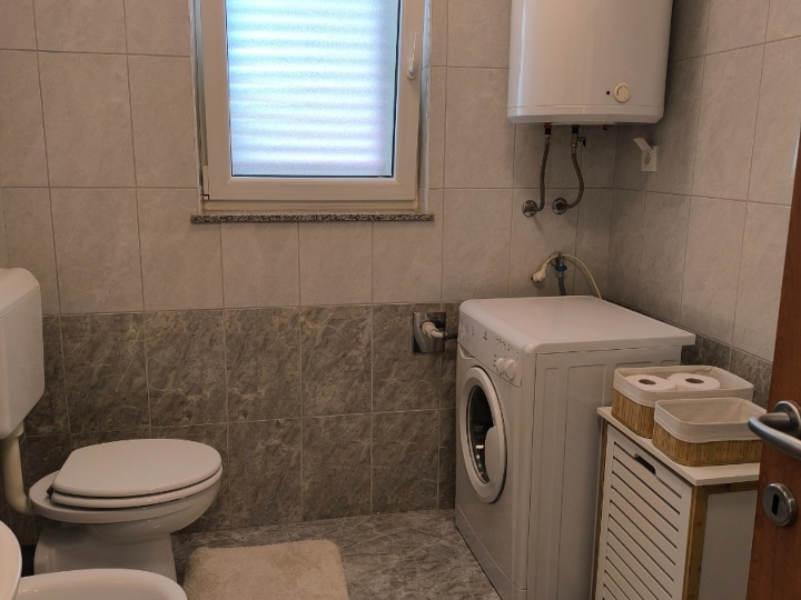 Hosti, 2S stan + DB, balkon i parking