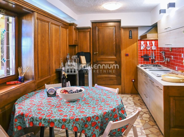 Kraljevica, 444m2, samostojeća kuća s bazenom