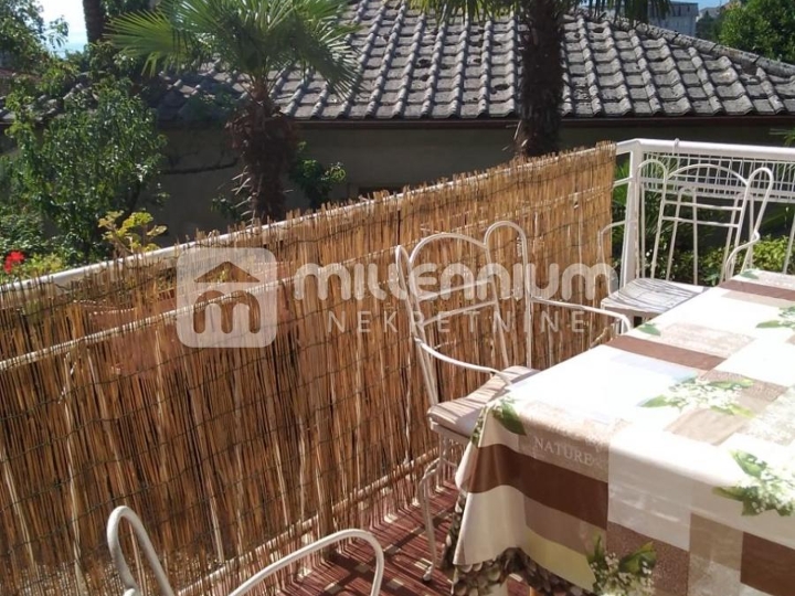 Lovran, 270m2, kuća s dva stana, okućnica, parking, vrt, blizina mora