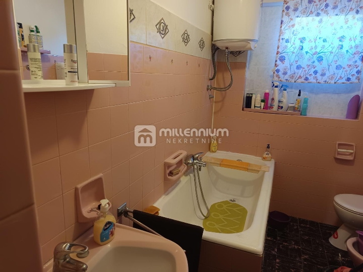 Lovran, 270m2, kuća s dva stana, okućnica, parking, vrt, blizina mora