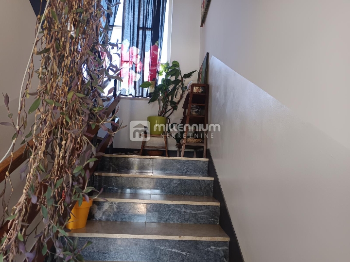 Lovran, 270m2, kuća s dva stana, okućnica, parking, vrt, blizina mora