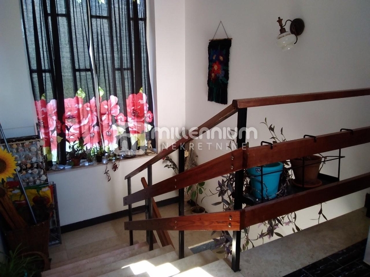 Lovran, 270m2, kuća s dva stana, okućnica, parking, vrt, blizina mora