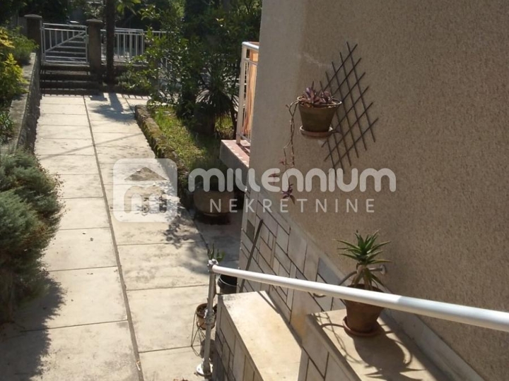 Lovran, 270m2, kuća s dva stana, okućnica, parking, vrt, blizina mora