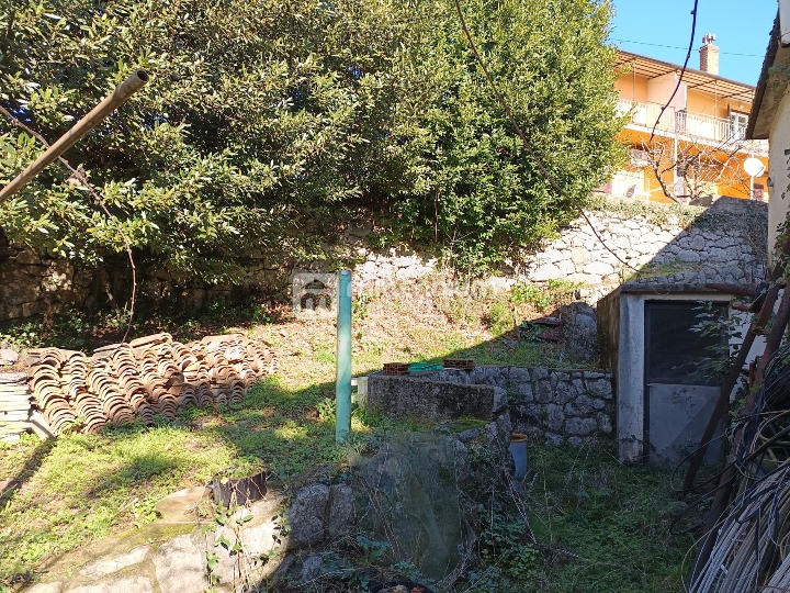 Lovran, 270m2, kuća s dva stana, okućnica, parking, vrt, blizina mora