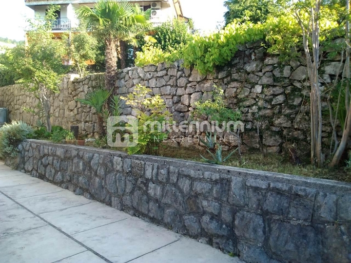 Lovran, 270m2, kuća s dva stana, okućnica, parking, vrt, blizina mora