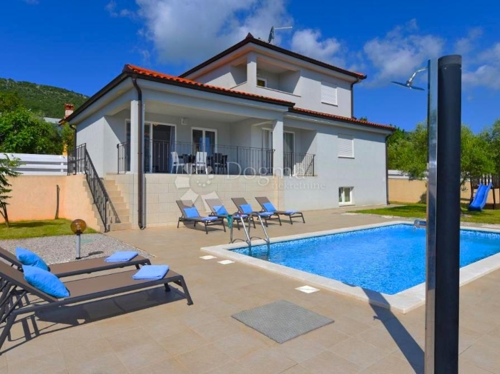 Top investicijska prilika! Kuća s pogledom na more