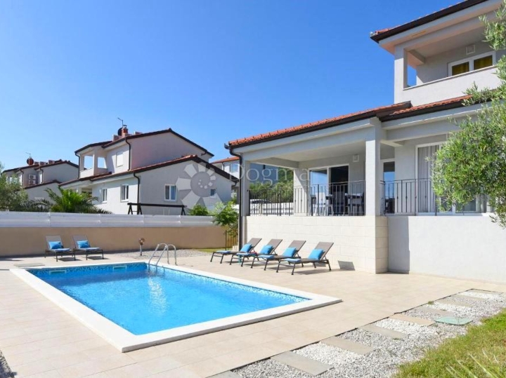 Top investicijska prilika! Kuća s pogledom na more