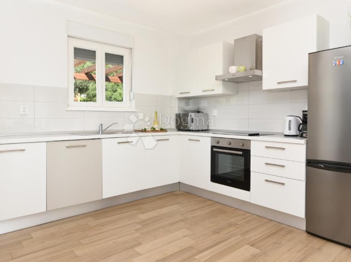 Top investicijska prilika! Kuća s pogledom na more