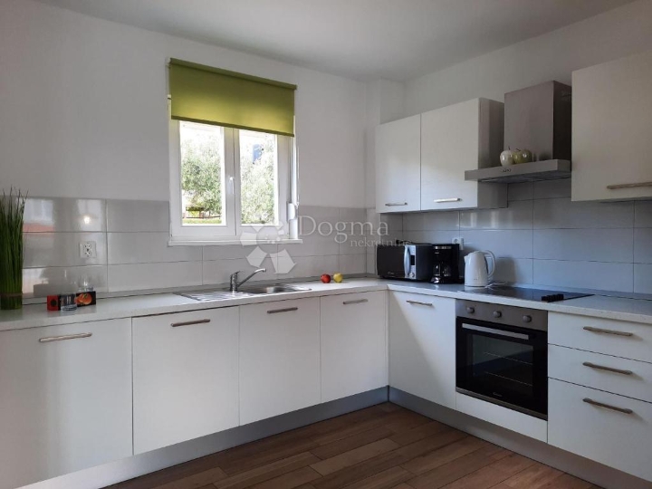 Top investicijska prilika! Kuća s pogledom na more