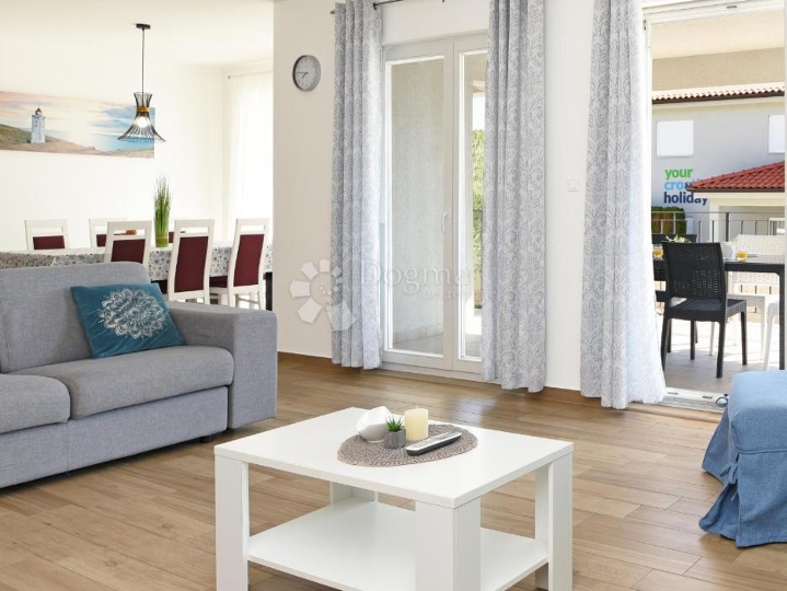 Top investicijska prilika! Kuća s pogledom na more