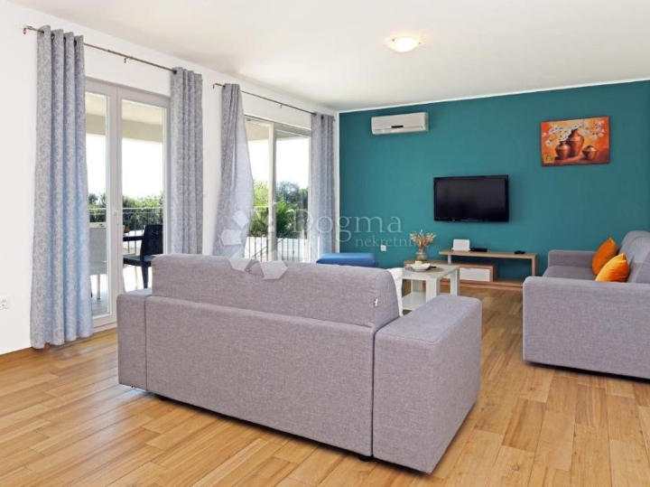 Top investicijska prilika! Kuća s pogledom na more