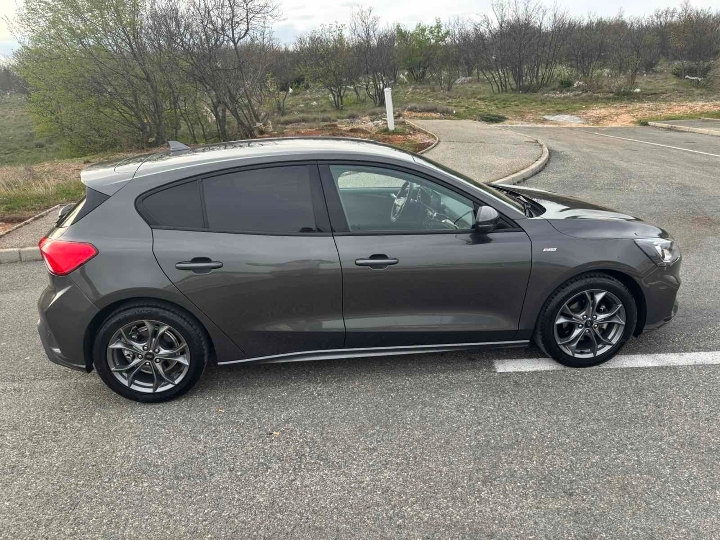 Ford Focus 1.0 EcoBoost ST line
