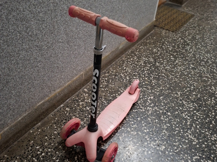 Dječji bicikl i romobil