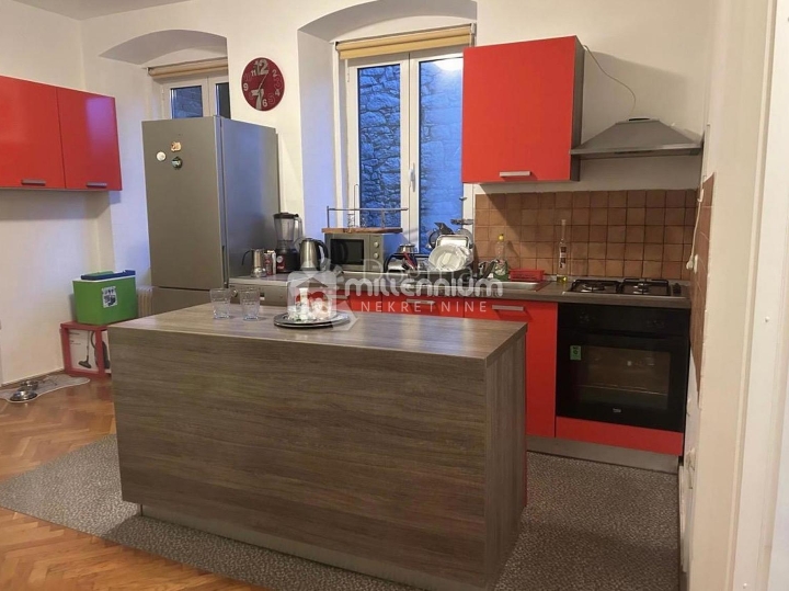 Rijeka, Centar, 53.22m2, 1S+DB, prvi red do mora