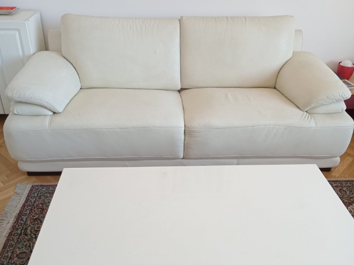 Komplet bijeli kauči i stol