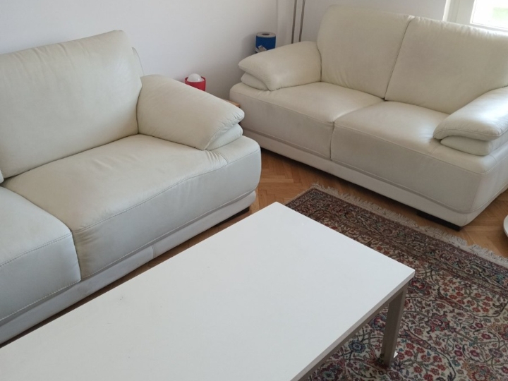 Komplet bijeli kauči i stol