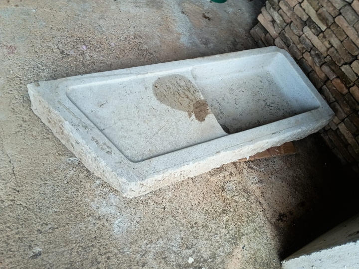 Prodajem stari kameni škaf sudoper