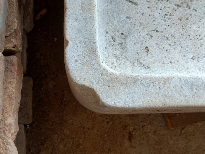 Prodajem stari kameni škaf sudoper
