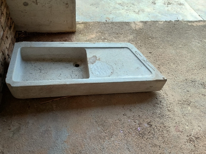 Prodajem stari kameni škaf sudoper