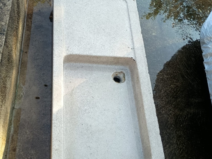 Prodajem stari kameni škaf sudoper